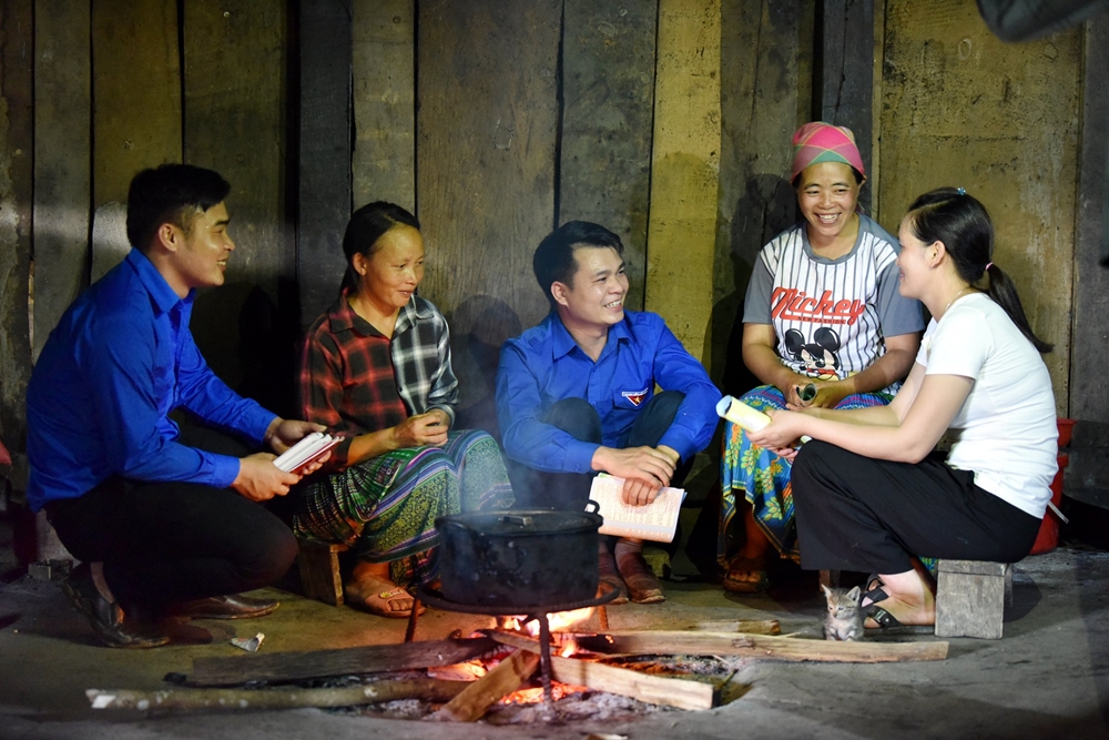 Đảng viên Long Văn Hôn, Bí thư đoàn xã Xuân Lạc đã vận động đoàn viên, thanh niên trong xã làm hàng chục km đường liên thôn; thông qua mạng xã hội, các tổ chức từ thiện quyên góp được hàng trăm triệu đồng để cải tạo trường học, công trình văn hóa, xóa nhà tạm cho người dân trên địa bàn xã. Ảnh: Đồng chí Long Văn Hôn (giữa) tham gia tuyên truyền thanh niên và người dân trong xã giữ vệ sinh nơi ở, làm chuồng, trại gia súc, gia cầm xa nhà ở.