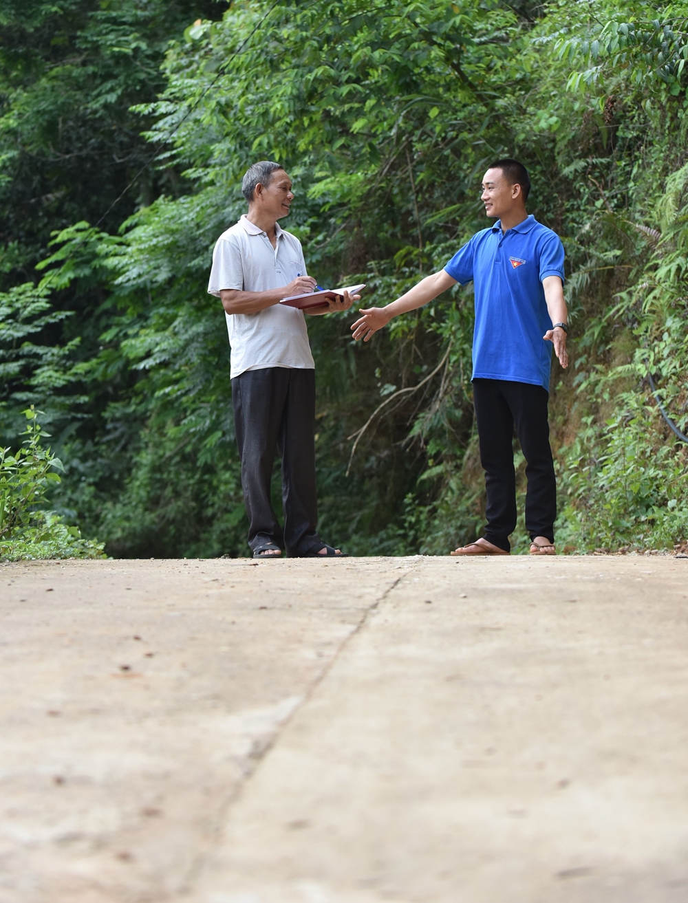Đảng viên Hoàng Thông Đức, ít nói, hay làm và là người có “Bàn tay vàng” trong nghề xây dựng của thôn Nà Liền, Xã Nam Cường. Hoàn thành nghĩa vụ quân sự năm 2012, Đức đã đăng ký theo học nghề xây dựng. Trở về quê hương, không chỉ tự mình xây dựng cho gia đình một căn nhà khang trang, thoáng mát, Đức còn cùng với Trưởng thôn Hoàng Nguyên Úy, tự bỏ công, hiến hàng nghìn m2 đất, làm gần 1km đường bê tông vào thôn Nà Liền. Hiện Hoàng Thông Đức là Bí thư Chi đoàn thôn Nà Liền. Ảnh: Đảng viên Hoàng Thông Đức (bên phải) và Trưởng thôn Hoàng Nguyên Úy đang tiếp tục nghiên cứu, vận động làm tiếp 400m đường, bảo đảm 100% đường trong thôn Nà Liền được bê tông hóa, đến được từng nhà.