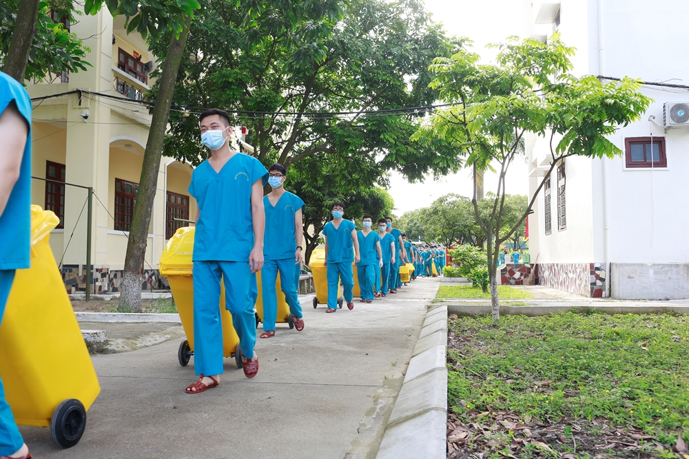 Thành viên tổ lấy mẫu là học viên lớp DH 50A, khóa 50, Học viện Quân y.
