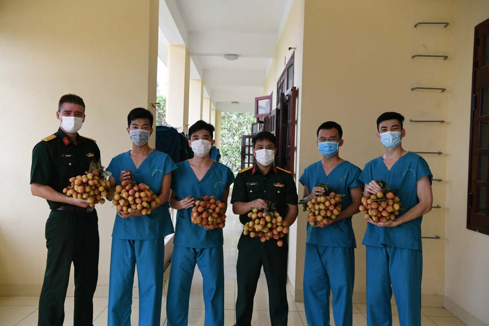 Những chùm vải chín sớm là tấm lòng của người dân Bắc Giang gửi tới các đội lấy mẫu khi làm nhiệm vụ tại địa phương.