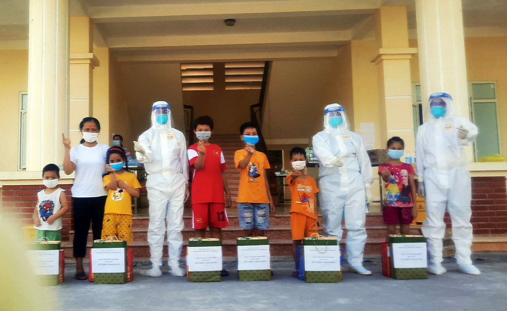 Bệnh viện dã chiến truyền nhiễm số 2 tặng quà các cháu thiếu nhi