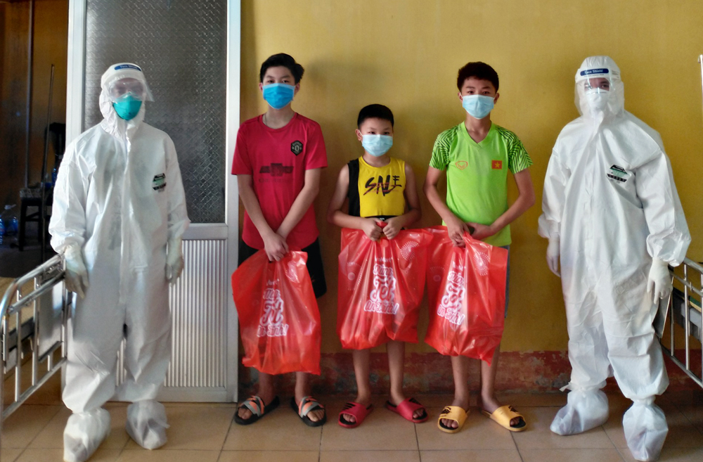 Trao quà, động viên các cháu thiếu nhi nhân ngày 1-6