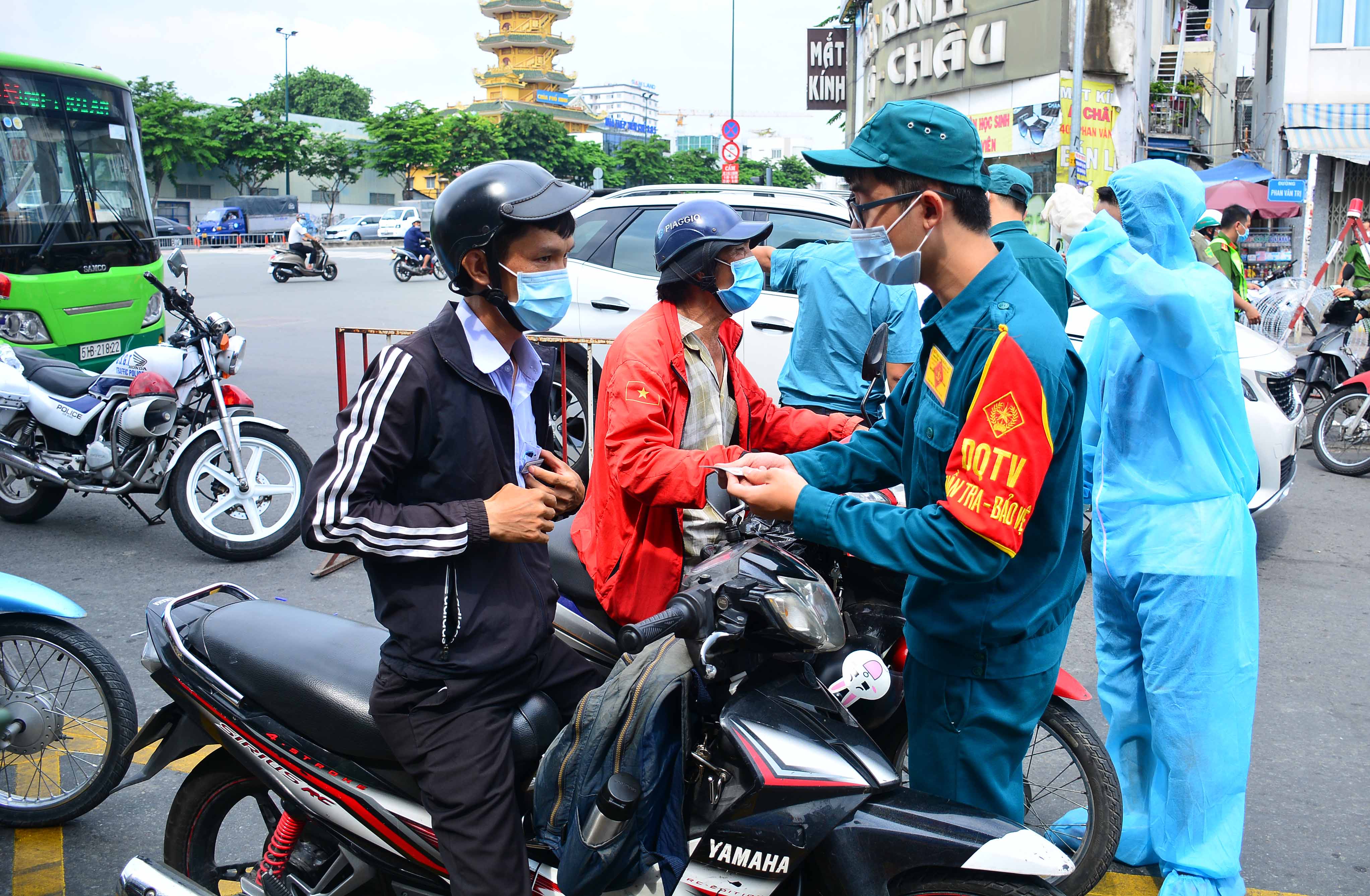 Lực lượng vũ trang quận Gò Vấp nỗ lực hỗ trợ phòng, chống dịch 