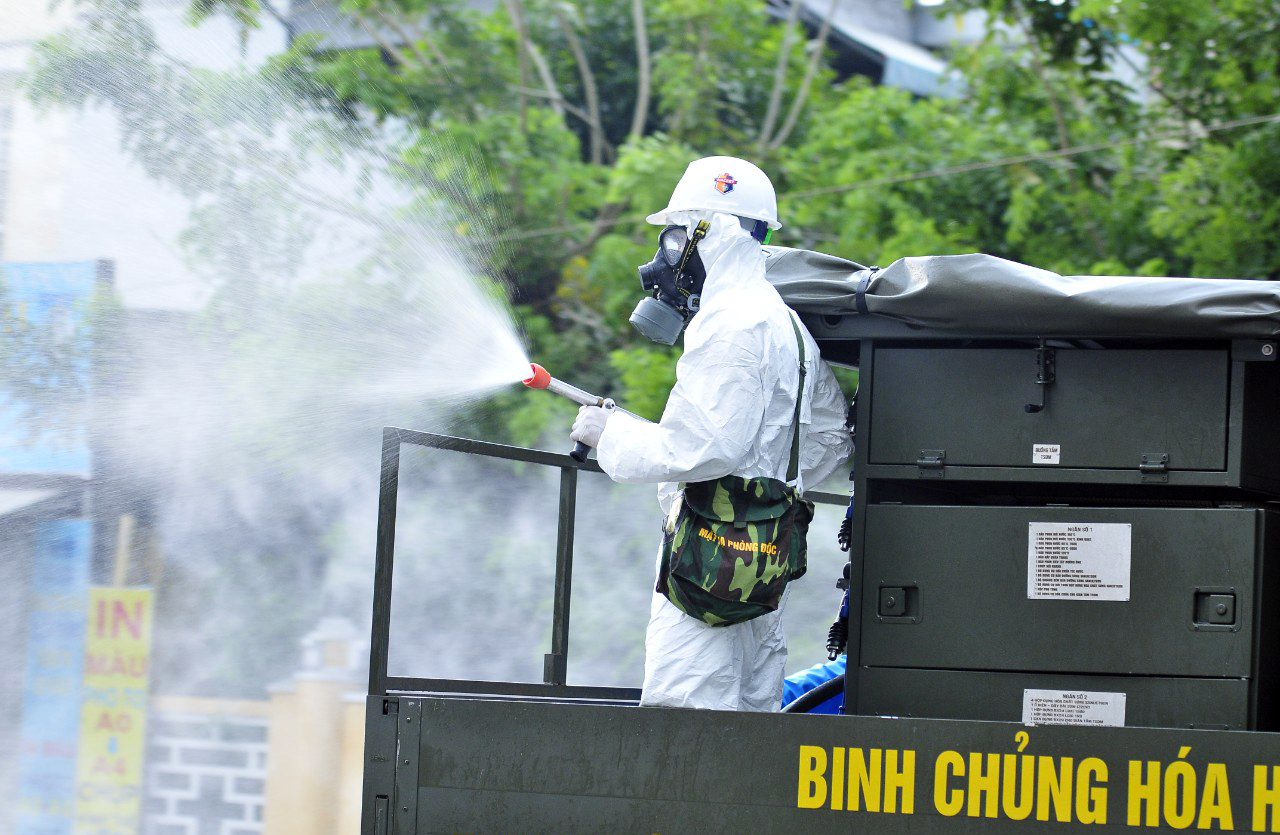 Bộ đội Hóa học phun khử khuẩn trên địa bàn quận Gò Vấp, Thành phố Hồ Chí Minh