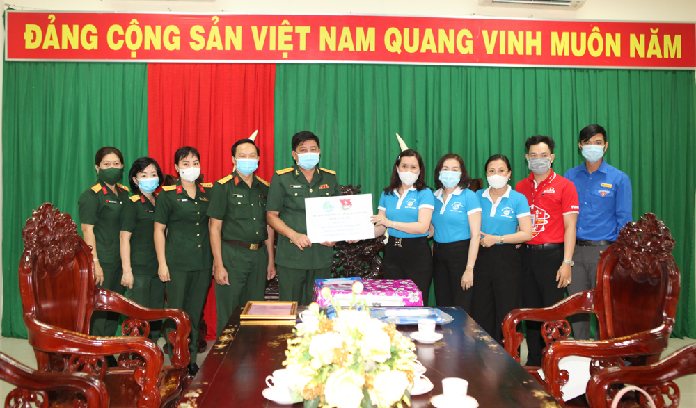 Trao tặng vật tư y tế cho cán bộ, chiến sĩ làm nhiệm vụ tại khu cách ly tập trung 

