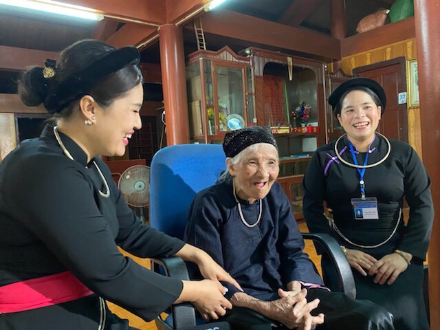 Người về thắp lửa, sáng niềm tin