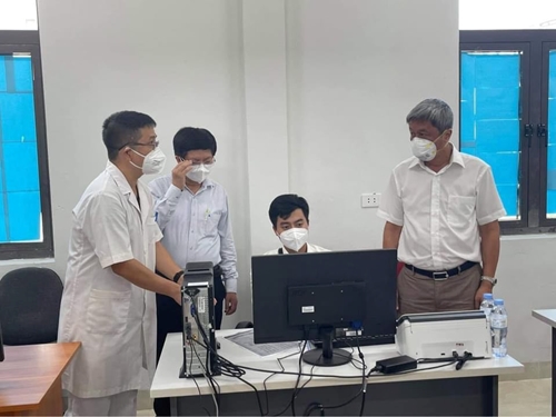 Thứ trưởng Bộ Y tế Nguyễn Trường Sơn kiểm tra đột xuất Bệnh viện dã chiến số 2 Bắc Giang