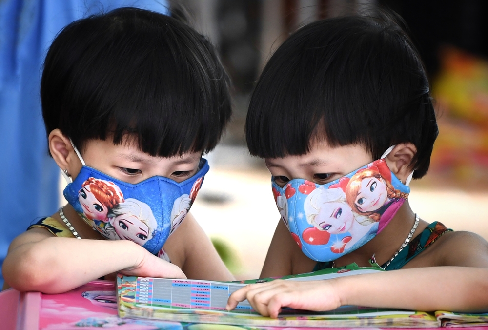 Trong những hoàn cảnh khó khăn nhất, trẻ em vẫn biết tạo ra niềm vui cho bạn bè, người thân và những người xung quanh.