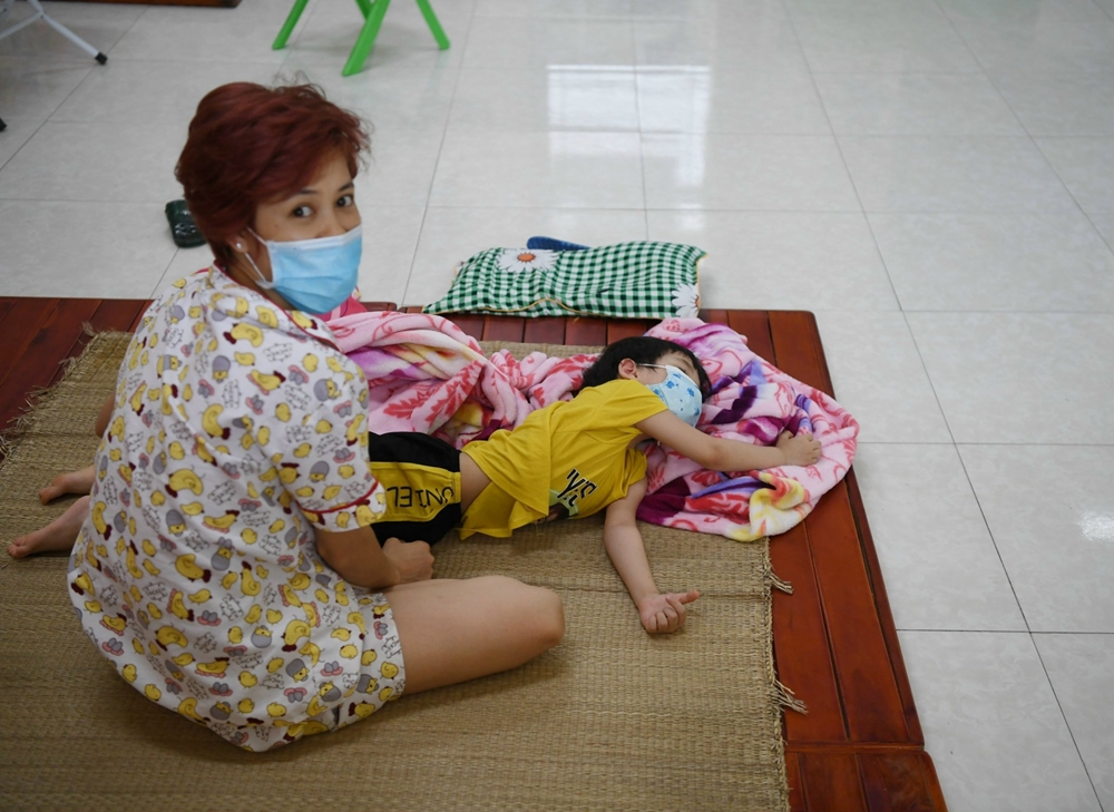 Có rất nhiều bé mới chỉ vài tuổi đã phải theo bố mẹ vào các điểm, khu cách ly tập trung theo diện F1.