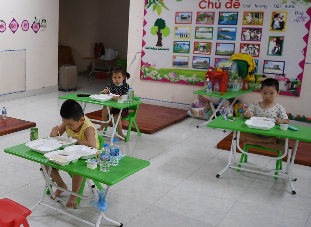 Những hoạt động vui chơi, sinh hoạt thường ngày được tổ chức khoa học để các bé không có cảm giác đang phải thực hiện cách ly.