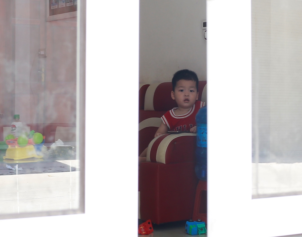 Tại các khu vực phong tỏa, để đảm bảo an toàn phòng, chống dịch, các bé và gia đình tuân thủ quy định không được ra ngoài.
