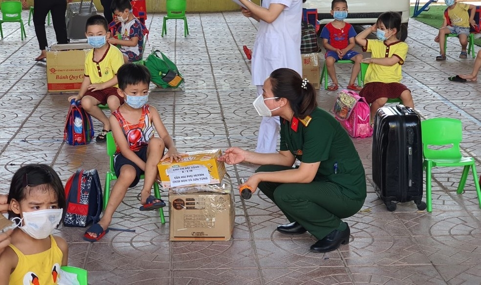 Hình ảnh cán bộ, chiến sĩ Quân đội tận tình, chu đáo đã để lại nhiều ấn tượng đẹp trong mắt các bé.