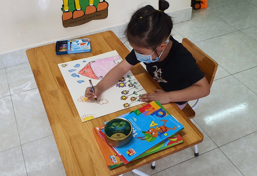 Đối với nhiều bé, thời gian cách ly giống như một lớp học ngoại khóa trở thành chú bộ đội giúp các bé tự lập hơn, trưởng thành hơn.