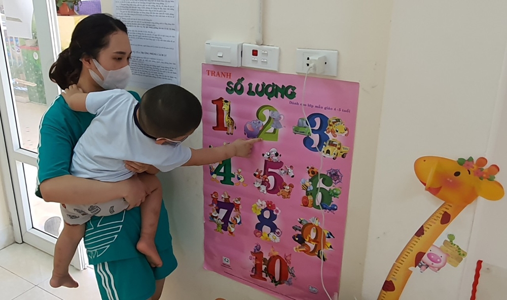 Người lớn và gia đình luôn cố gắng giúp các bé quên đi sự thiếu thốn và bí bách trong các khu, điểm cách ly tập trung.