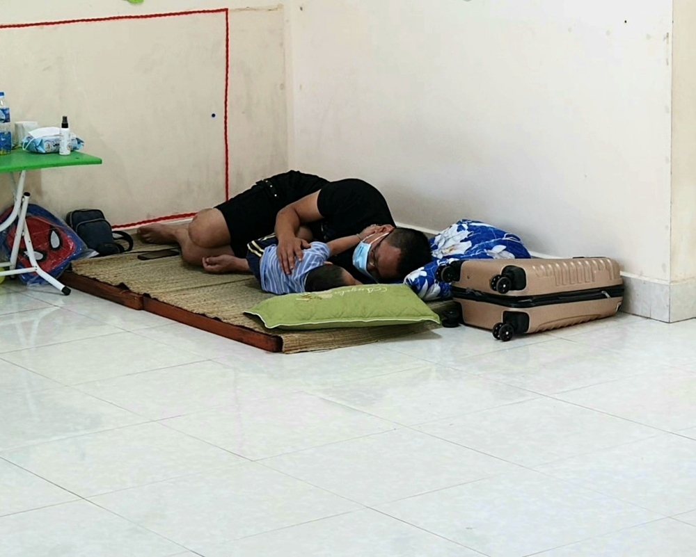 Giấc ngủ của con trẻ trong điểm cách ly Trường Mầm non Lê Lợi.