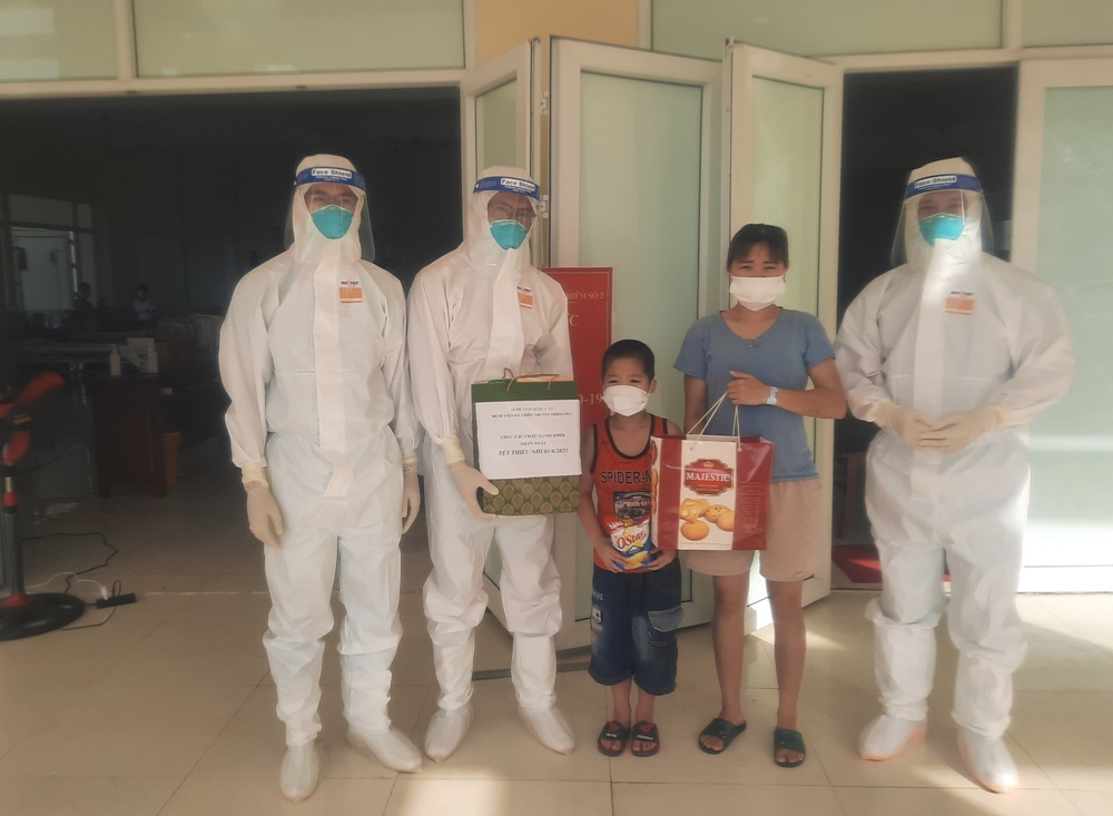 Trong dịp Tết Thiếu nhi, tại tâm dịch Bắc Giang, nhiều cơ quan, đơn vị và các nhà hảo tâm đã tổ chức tặng quà dành cho các bé để giúp các em có một ngày lễ đáng nhớ trong những ngày cách ly.