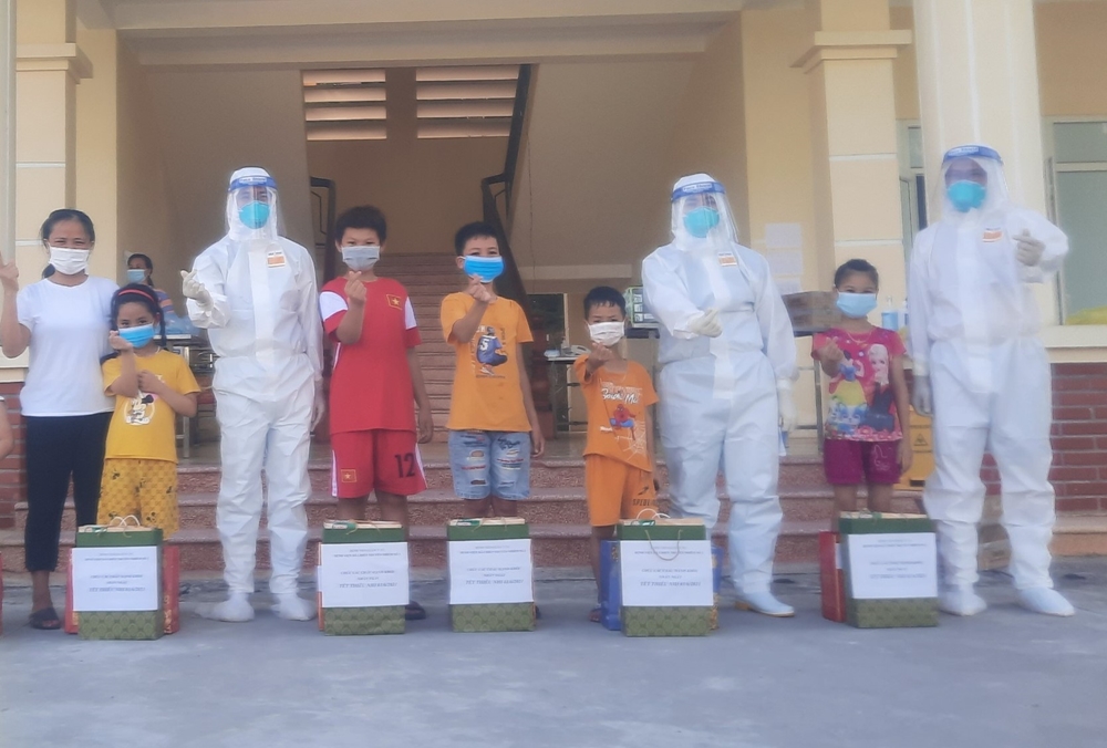 Niềm vui con trẻ khi nhận quà.