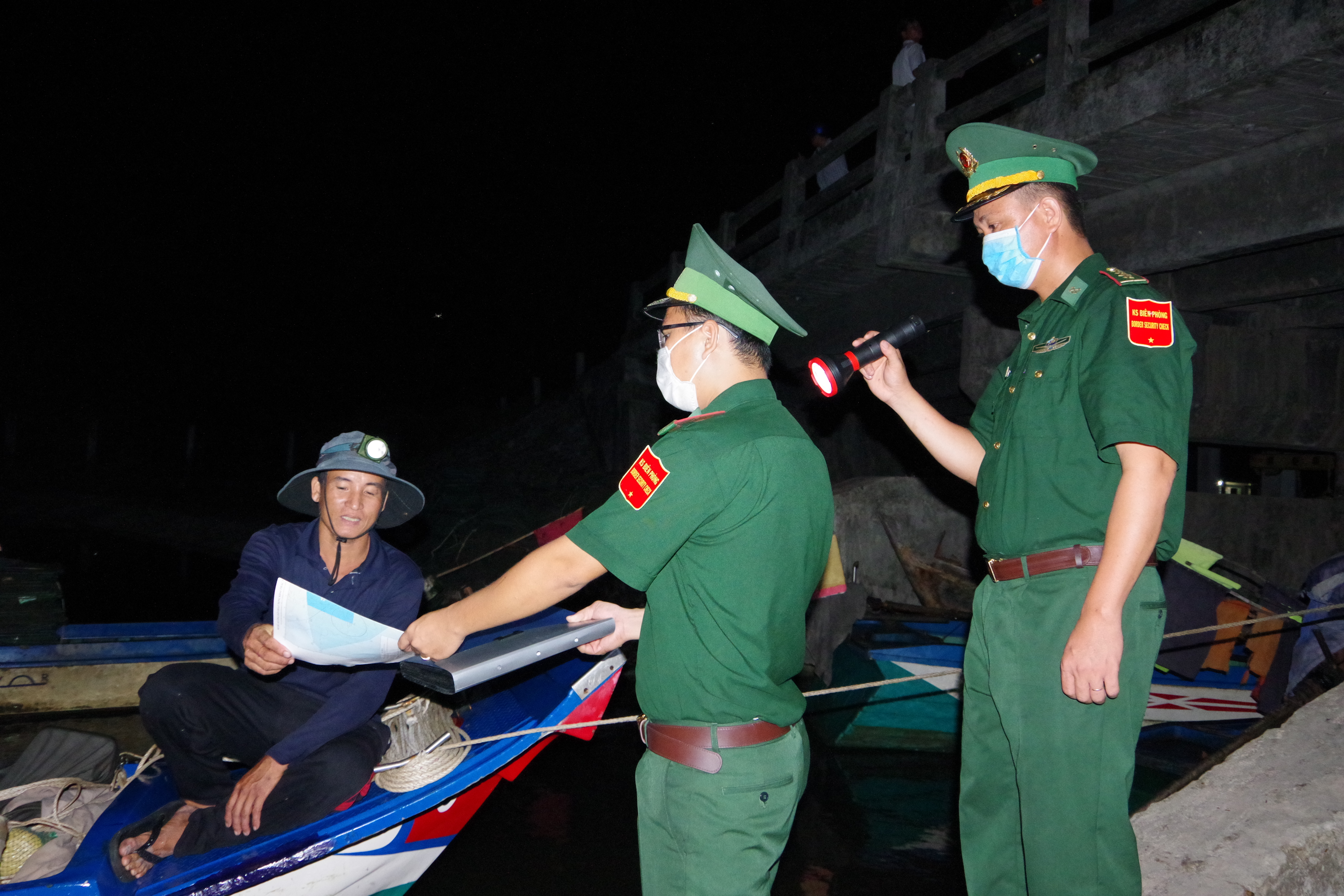 Gác việc riêng, bám vùng biên chống dịch

