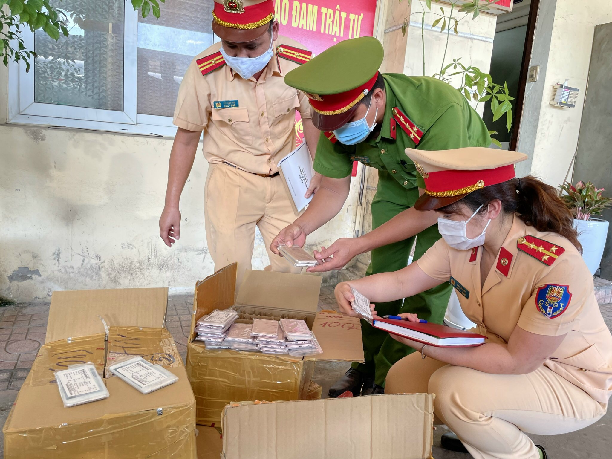 Bắt giữ, xử lý lô hàng linh kiện điện thoại gần 1 tỷ đồng không rõ nguồn gốc
