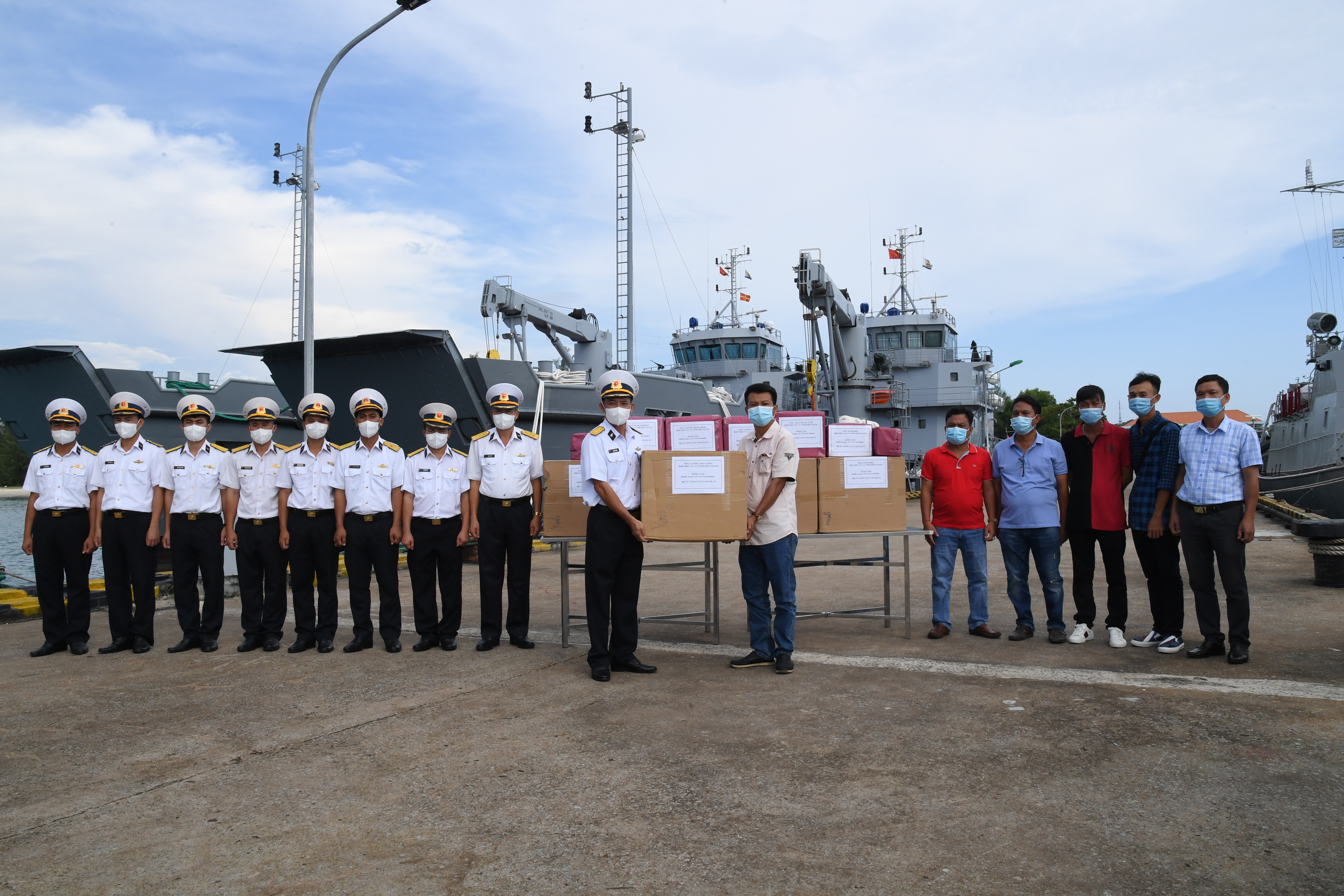 Trao tặng khẩu trang y tế và nước sát khuẩn cho Vùng 5 Hải quân