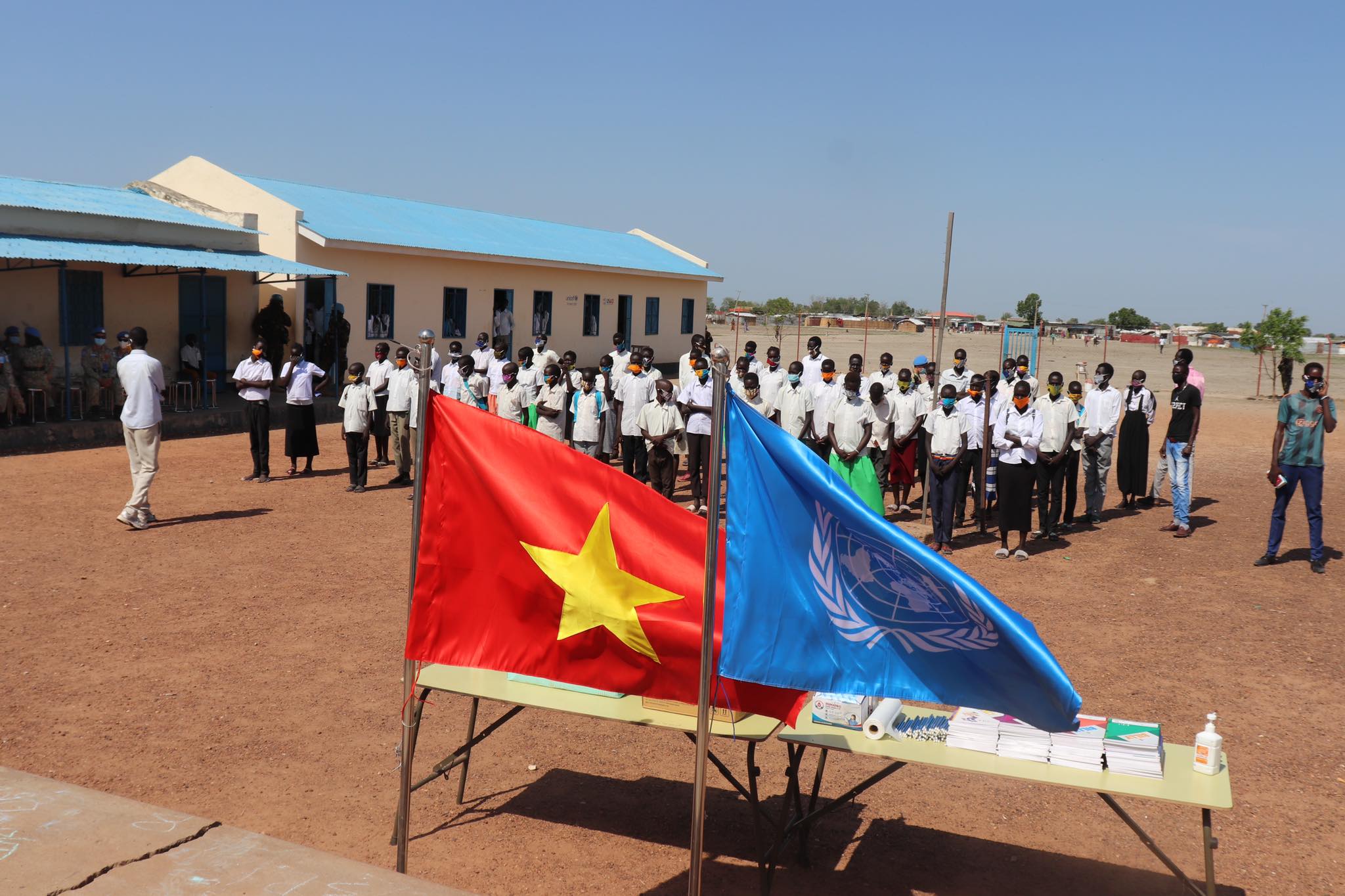 Bác sĩ mũ nồi xanh Việt Nam tặng quà cho trẻ em Nam Sudan