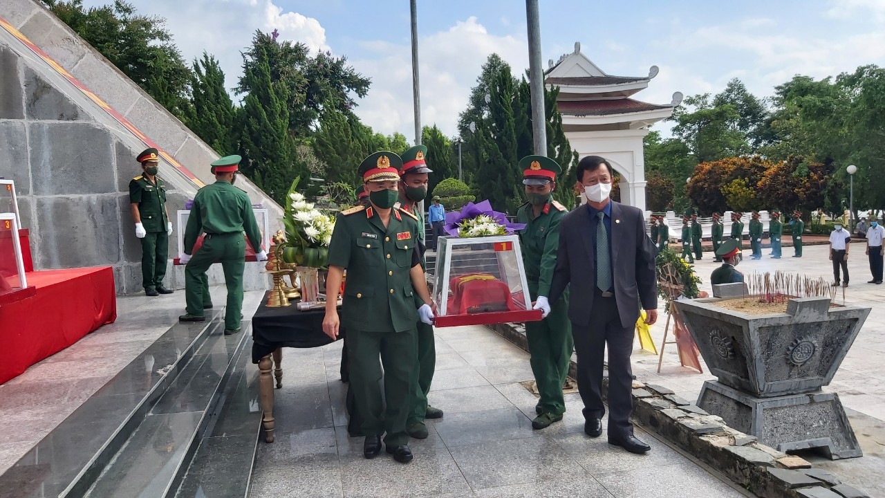 Kon Tum truy điệu, an táng 9 hài cốt liệt sĩ