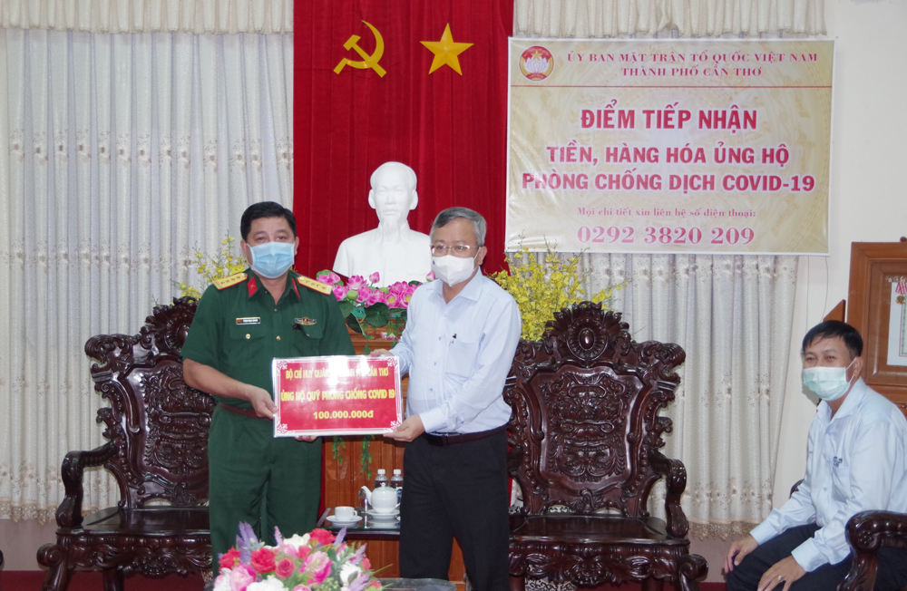 Trao 100 triệu đồng ủng hộ công tác phòng, chống dịch Covid-19