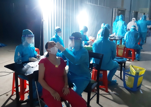 Bệnh viện Quân y 175 hỗ trợ Sở Y tế TP Hồ Chí Minh lấy mẫu xét nghiệm SARS-CoV-2