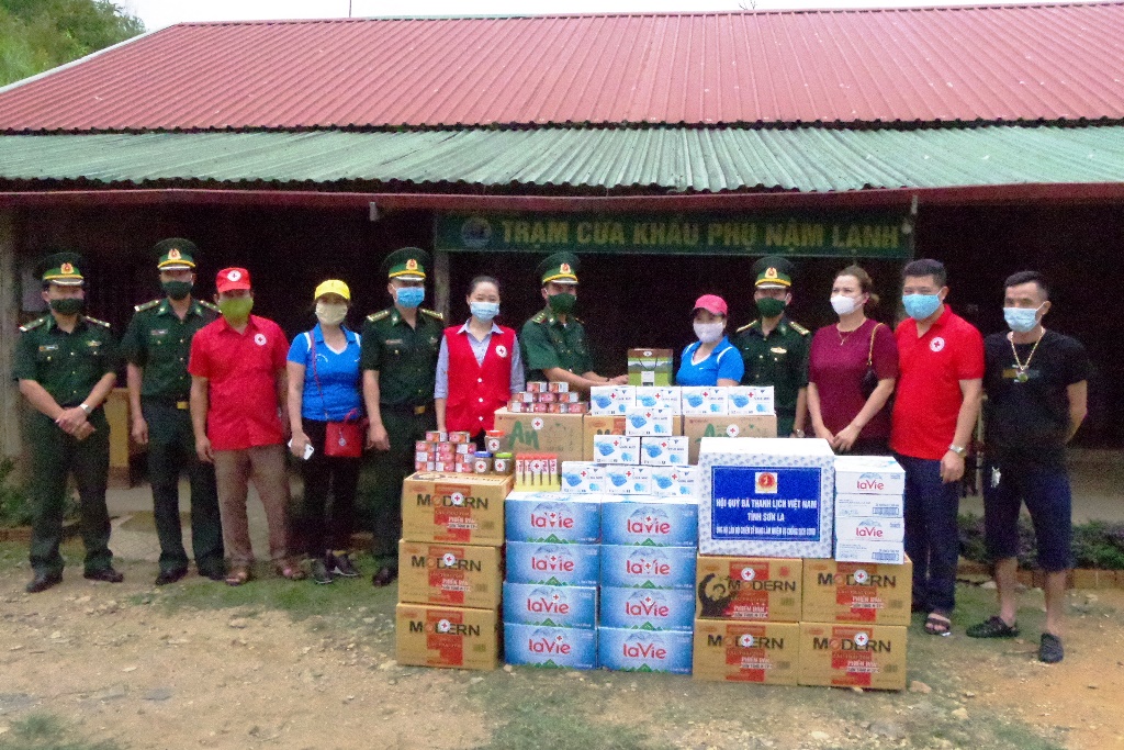 Thăm, tặng quà các tổ, chốt phòng, chống dịch Covid-19 trên biên giới huyện Sốp Cộp