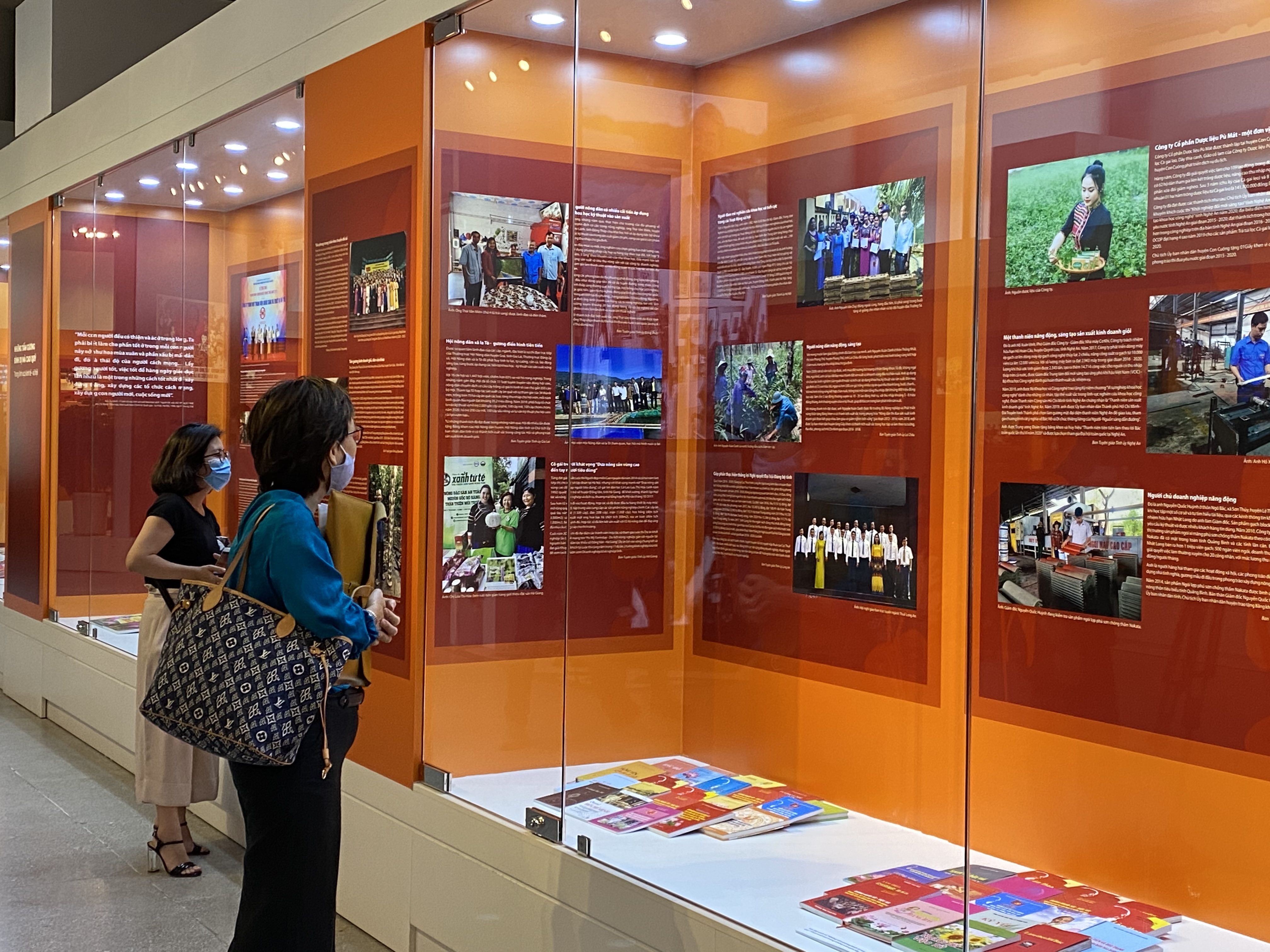 Triển lãm hơn 200 tài liệu, bài viết và hiện vật “Những tấm gương bình dị mà cao quý”