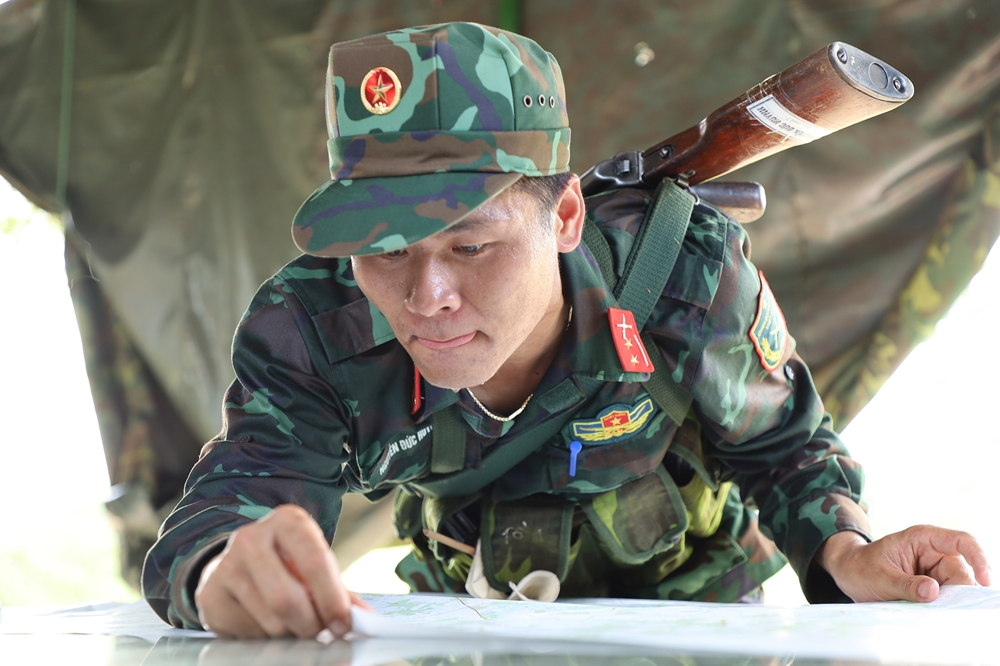 Trong tiết trời nắng nóng, các vận động viên vẫn tích cực khổ luyện.
