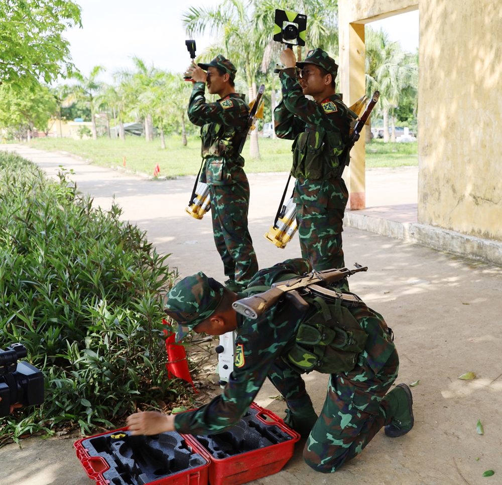 Kiểm tra gương và máy toàn đạc điện tử trước khi tập.