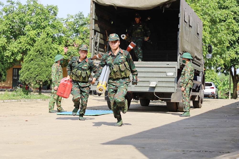 Cơ động xuống xe trước khi vào vạch xuất phát.