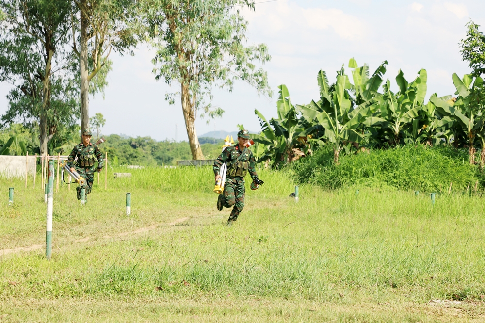 Trắc thủ 1, trắc thủ 2 trên đường cơ động.