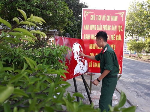 Người đồng chí say sưa vẽ chân dung Bác Hồ