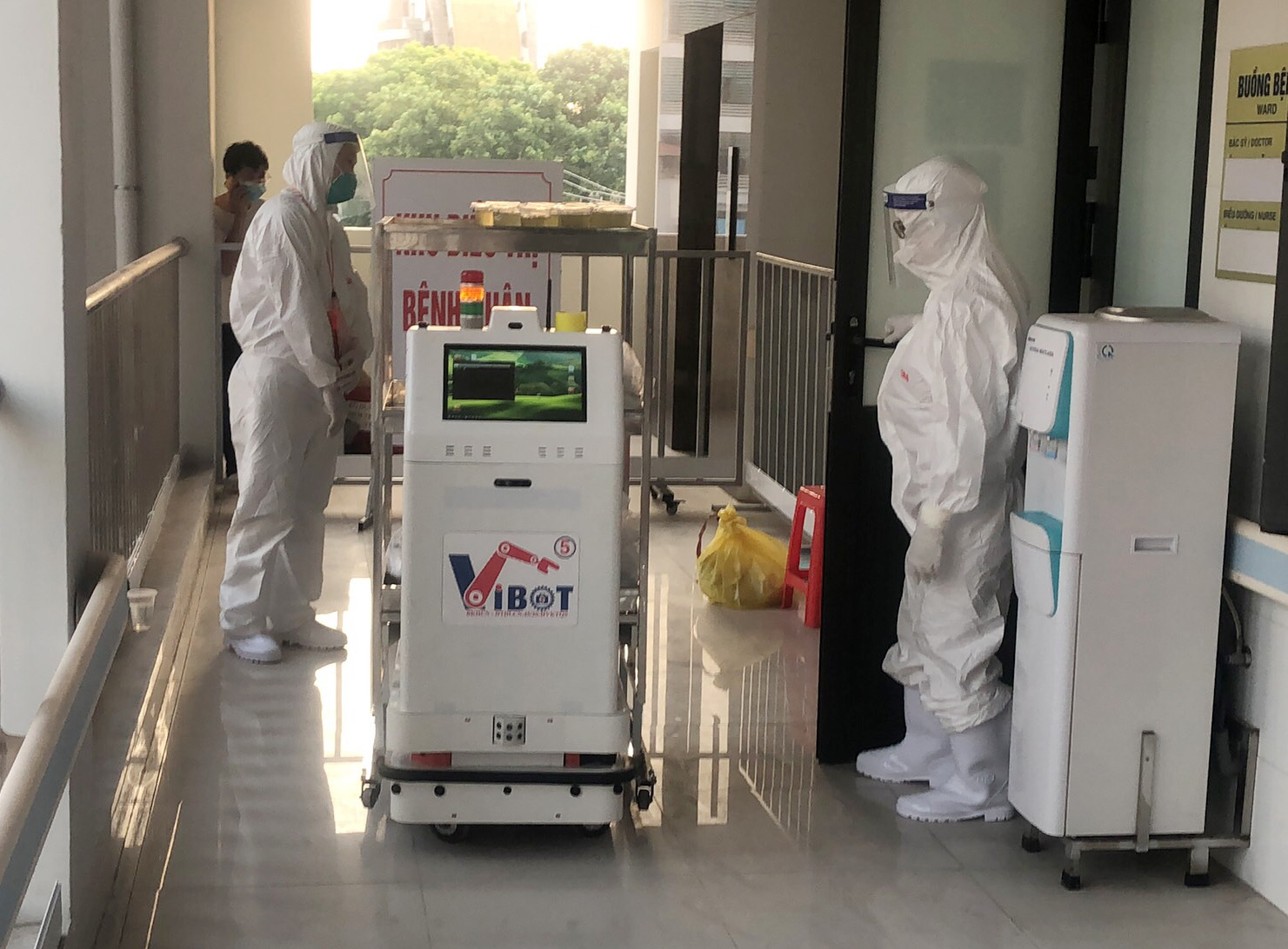 Rô-bốt của Học viện Kỹ thuật Quân sự phục vụ bệnh nhân Covid-19