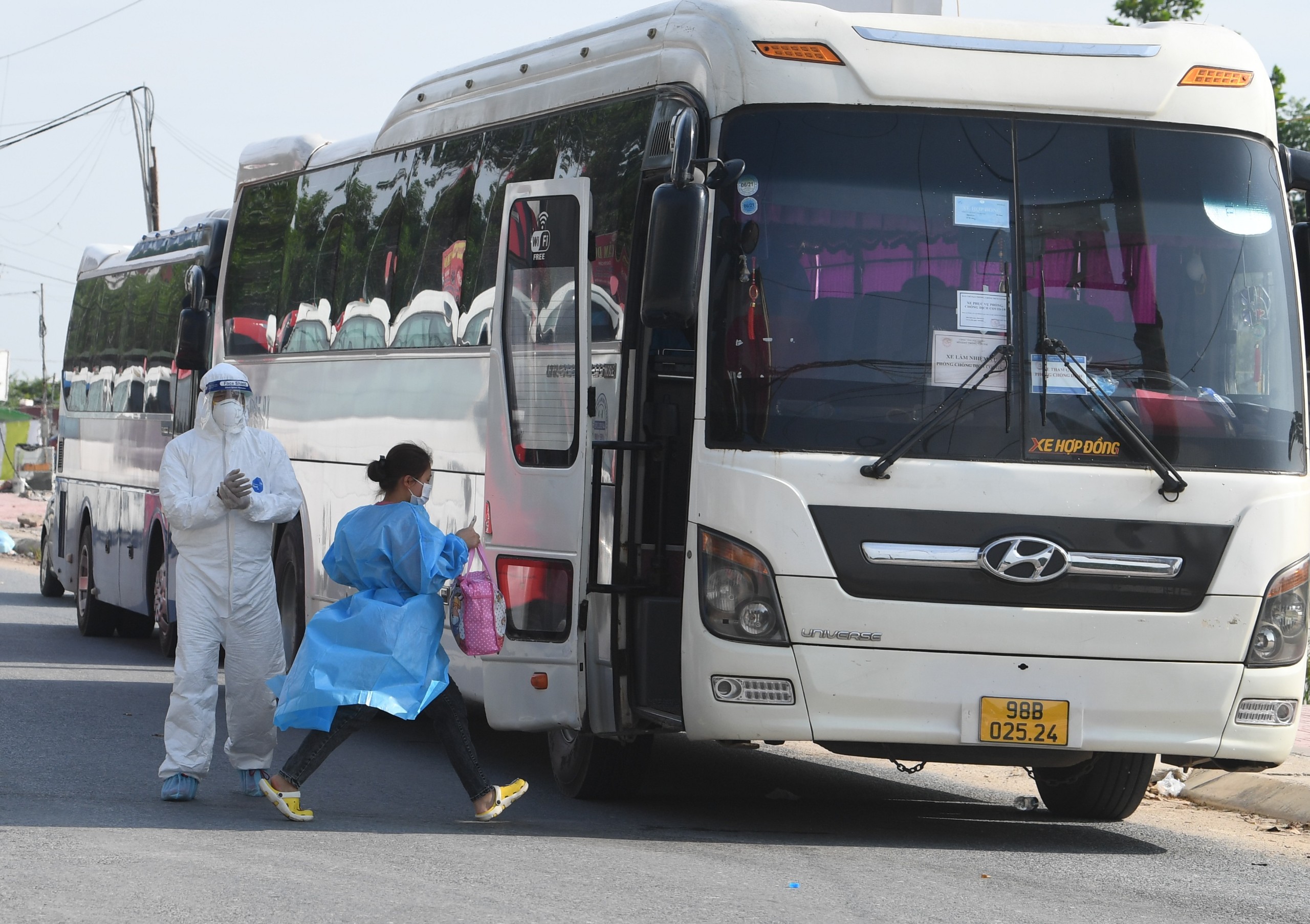 Bắc Giang di chuyển 720 công nhân từ khu dân cư phong tỏa sang khu cách ly

