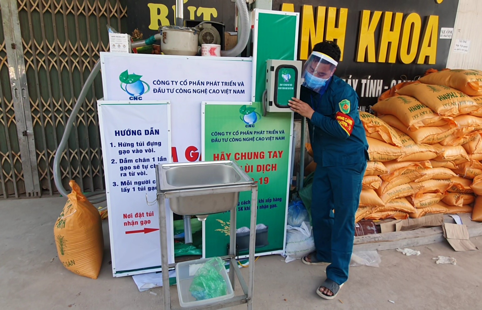 Đảng viên trẻ xung kích giữa tâm dịch