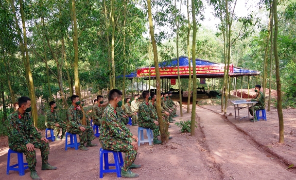 Tâm sự đêm mưa của cô gái trẻ F1: Em thương các anh đêm nay ngủ ngoài rừng!