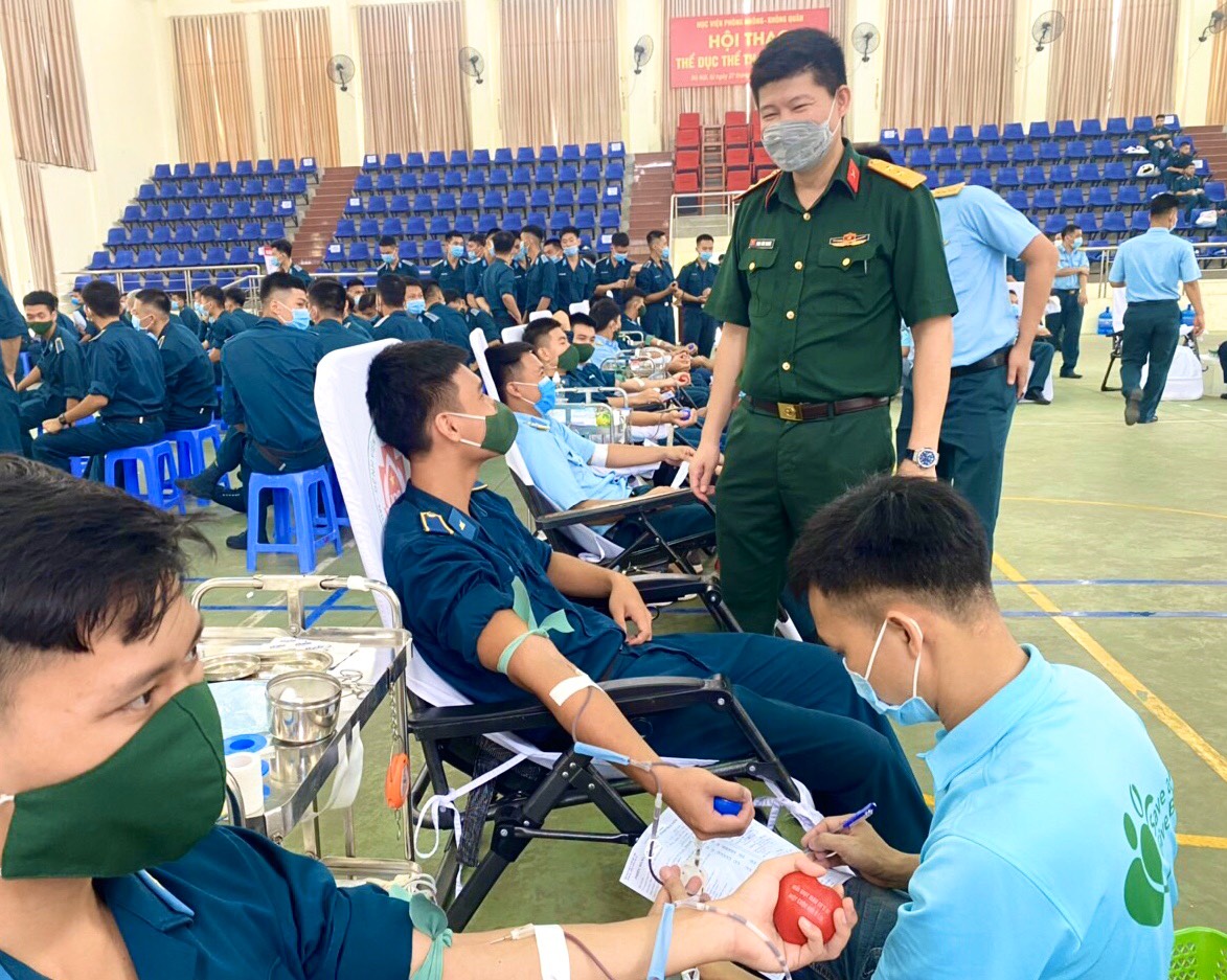 Cán bộ, học viên Học viện Phòng không-Không quân hiến tặng hơn 500 đơn vị máu