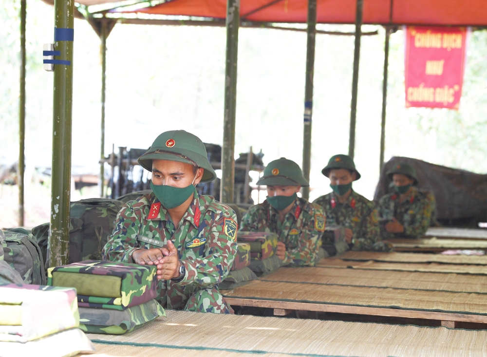Chiến sĩ kiểm tra nội vụ sau giờ luyện tập.