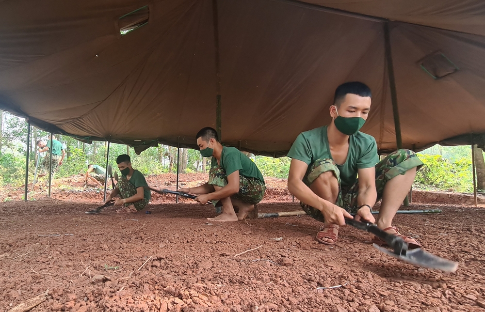 Ngay sau khi nhận được chỉ thị từ cấp trên, cán bộ, chiến sĩ các đơn vị thuộc Sư đoàn 325 đã nhanh chóng cơ động tới vị trí đóng quân dã chiến và bắt đầu công tác xây dựng doanh trại và ổn định nơi ăn, chốn ở.