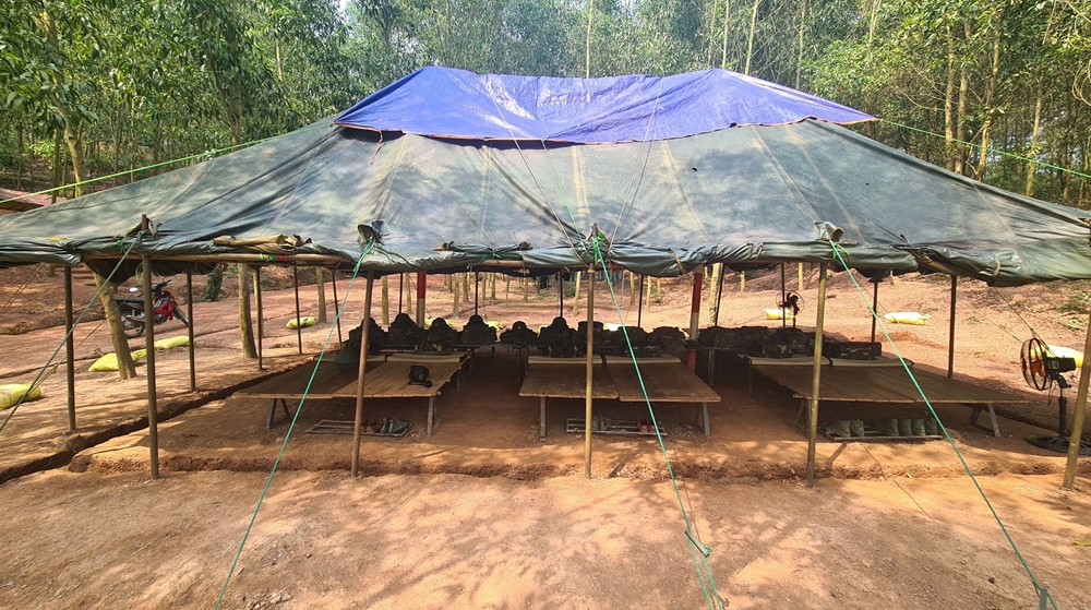 Các lều lán được chằng buộc cẩn thận bảo đảm khả năng sử dụng trong thời gian dài.