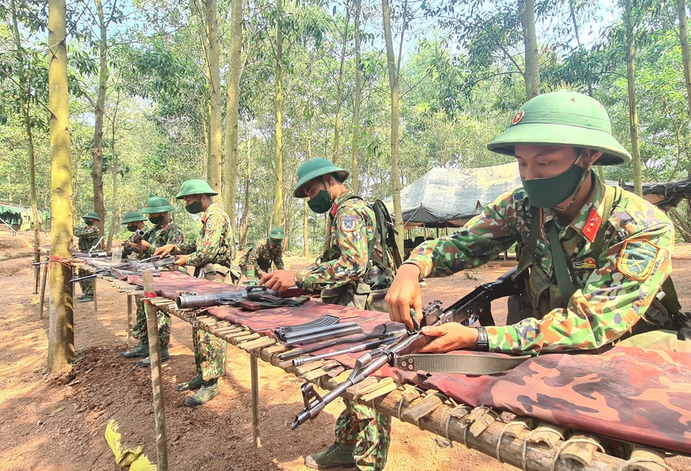 Chiến sĩ bảo quản vũ khí, trang bị.