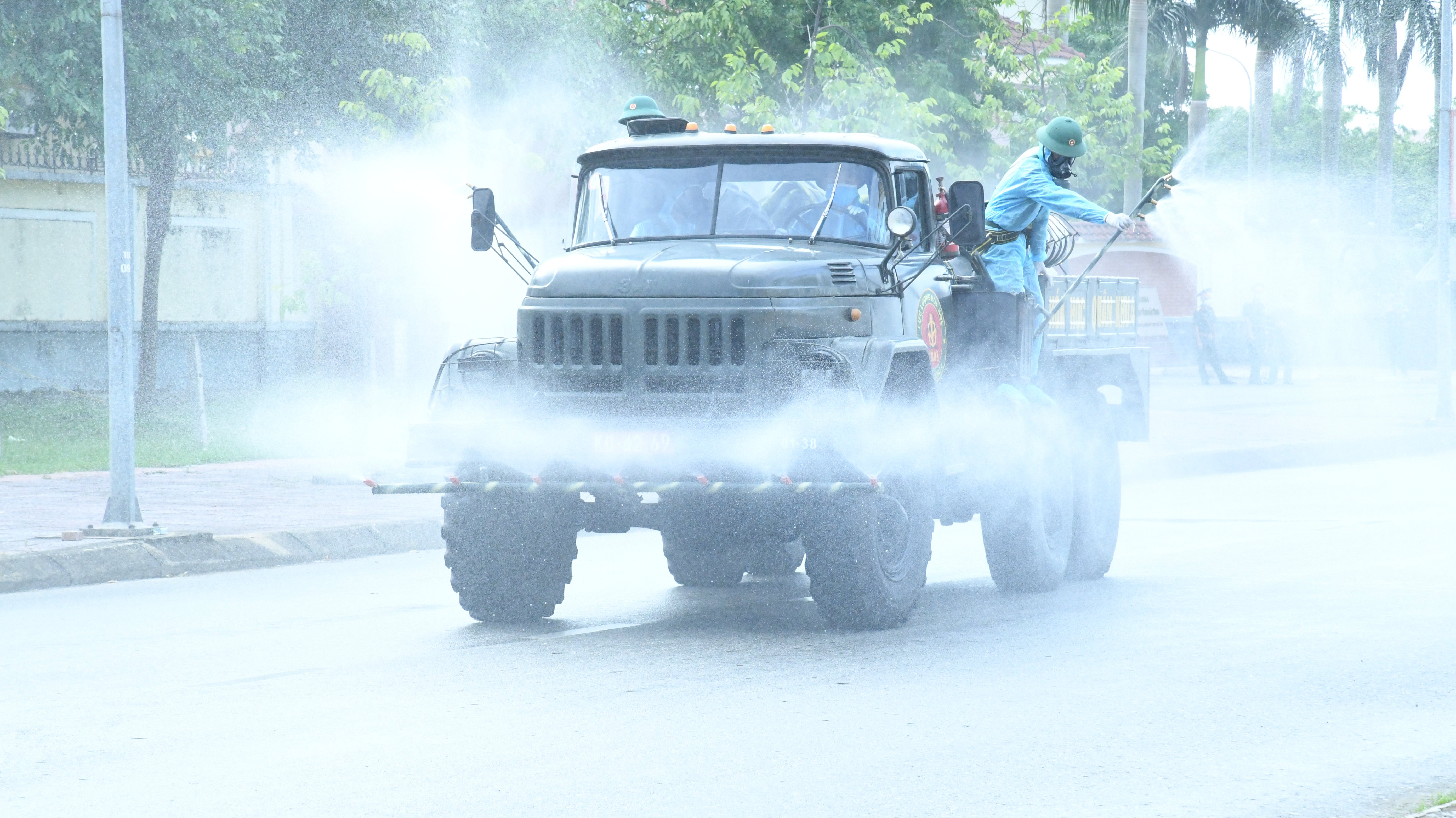 Quân khu 4 triển khai phun khử khuẩn tại vùng dịch ở Hà Tĩnh