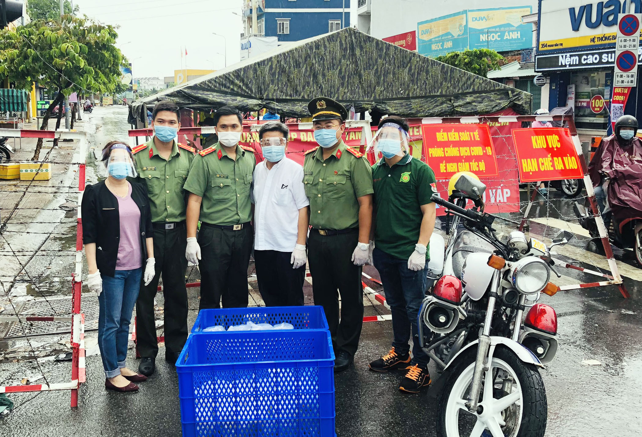 Tặng suất ăn trưa cho người dân hoàn cảnh khó khăn, lực lượng chốt kiểm dịch