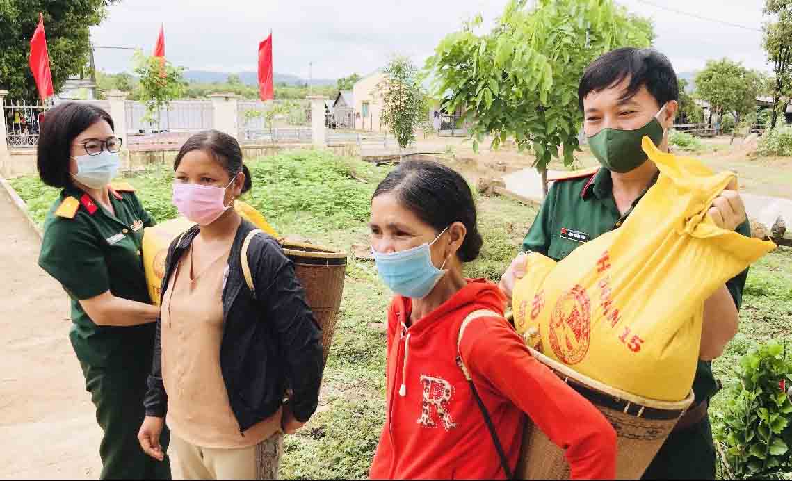 Binh đoàn 15 hỗ trợ trên 6 tấn gạo cho bà con vùng biên giới 