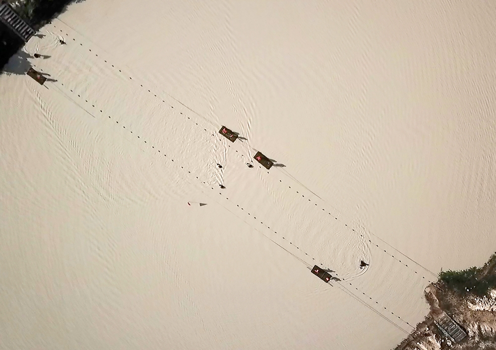 Toàn cảnh khu vực vượt sông nhìn từ trên cao.