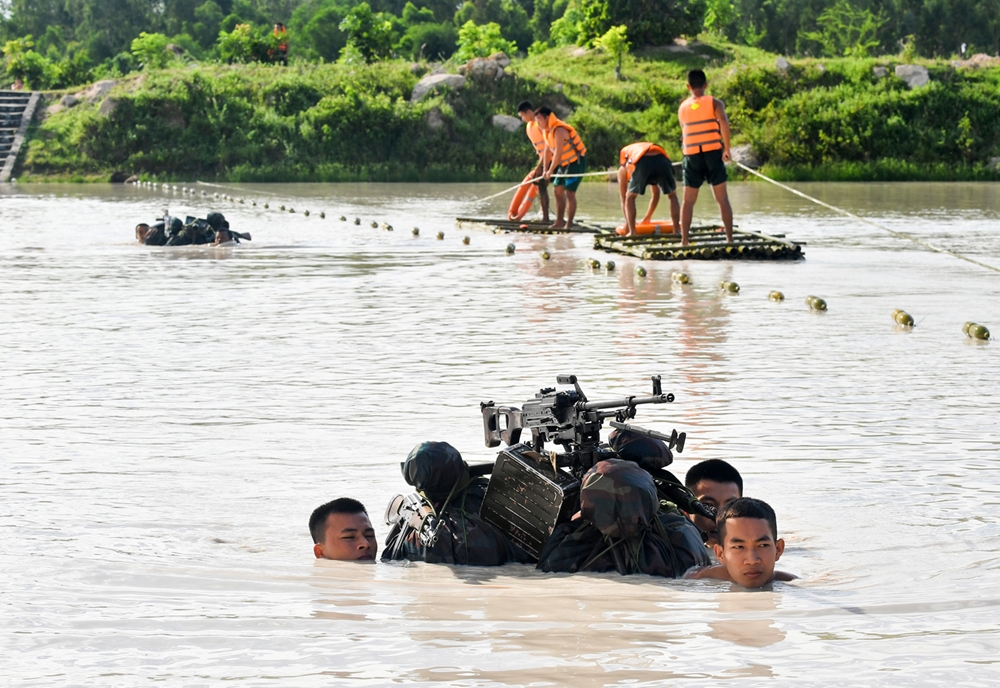 Khẩu đội đại liên được kết thành một khối để vượt sông.