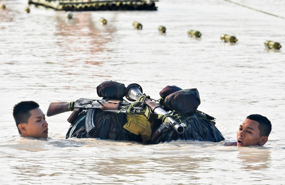 Bơi vượt sông với vũ khí trang bị đòi hỏi chiến sĩ phải có thể lực tốt, sức khỏe dẻo dai.